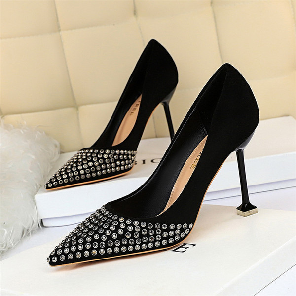 Női velúr cipő szegecsekkel és magassarkúval