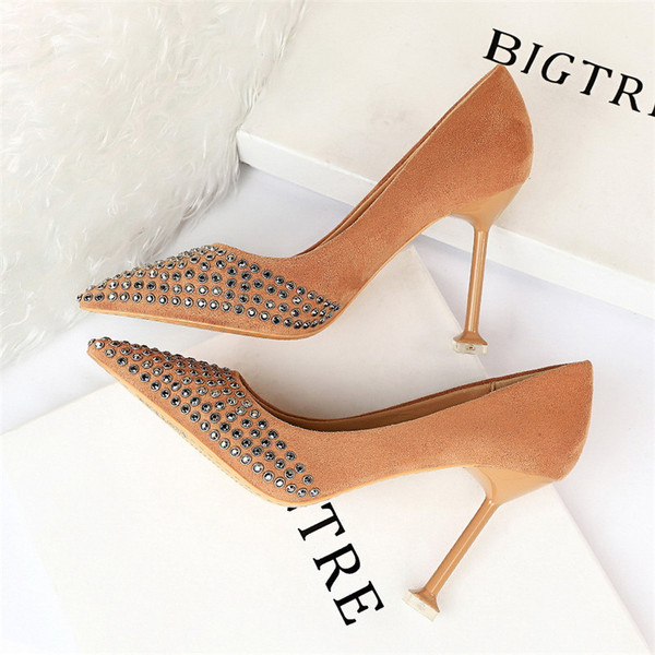 Női velúr cipő szegecsekkel és magassarkúval