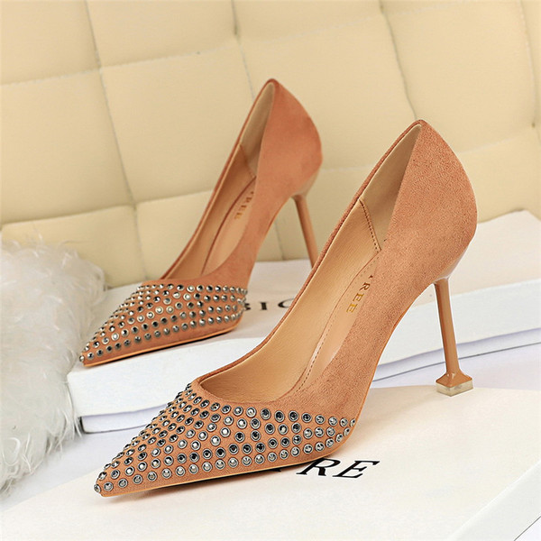 Női velúr cipő szegecsekkel és magassarkúval