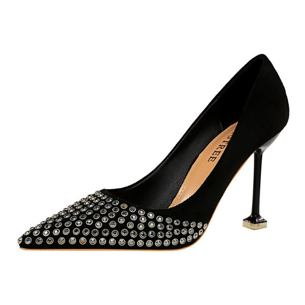 Női velúr cipő szegecsekkel és magassarkúval