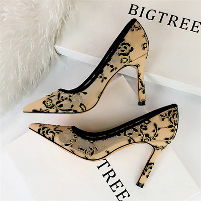 Női hálócipő magassarkúval és hímzéssel