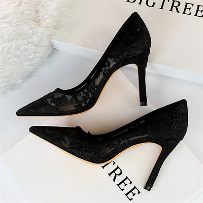 Női hálócipő magassarkúval és hímzéssel