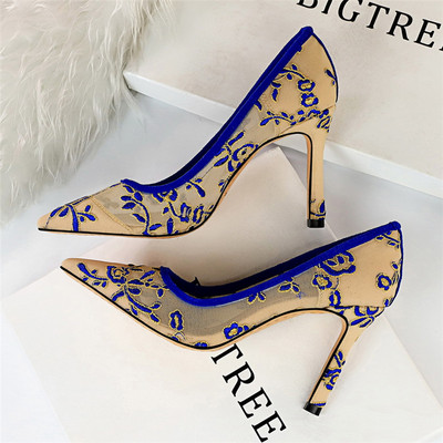 Női hálócipő magassarkúval és hímzéssel