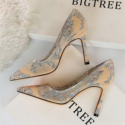 Női hálócipő magassarkúval és hímzéssel