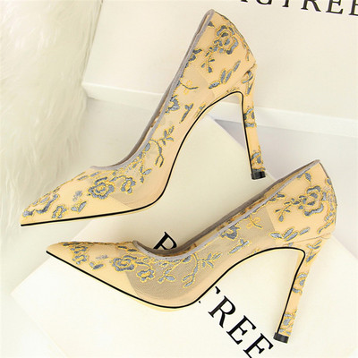 Női hálócipő magassarkúval és hímzéssel