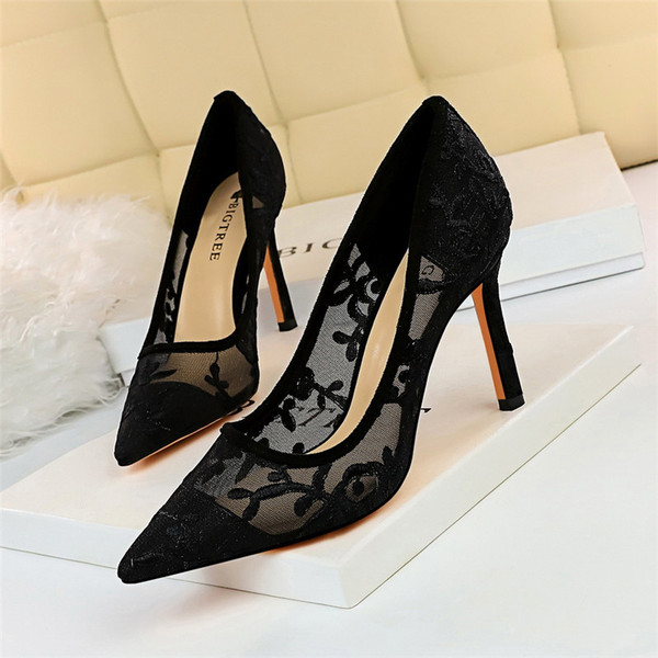 Női hálócipő magassarkúval és hímzéssel