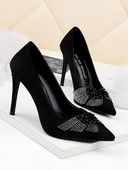 Aktuális női cipők magassarkúval és kövekkel