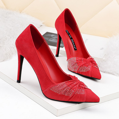 Aktuális női cipők magassarkúval és kövekkel