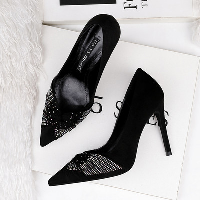 Aktuális női cipők magassarkúval és kövekkel