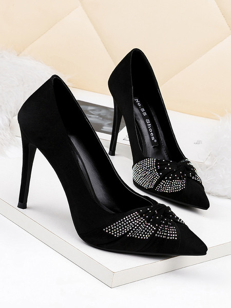 Aktuális női cipők magassarkúval és kövekkel