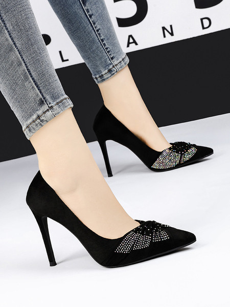 Aktuális női cipők magassarkúval és kövekkel