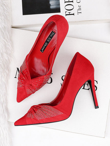 Aktuális női cipők magassarkúval és kövekkel