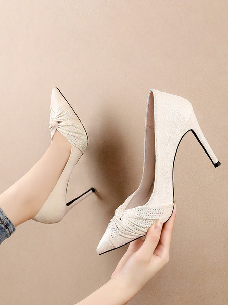 Aktuális női cipők magassarkúval és kövekkel