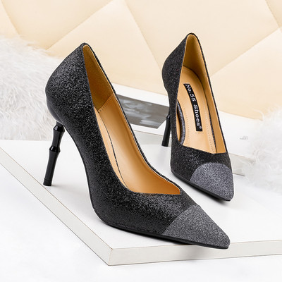 Fényes hatású, magas sarkú női cipő új modellje