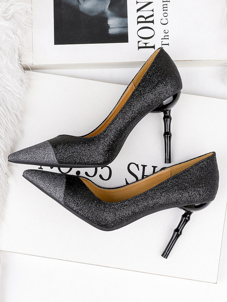 Fényes hatású, magas sarkú női cipő új modellje