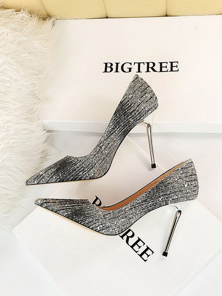 Fényes női cipő hegyes modell magassarkúval