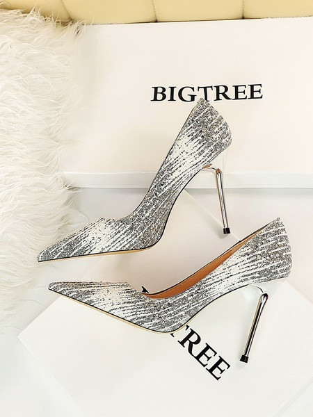 Fényes női cipő hegyes modell magassarkúval