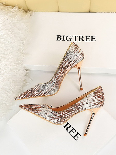 Fényes női cipő hegyes modell magassarkúval