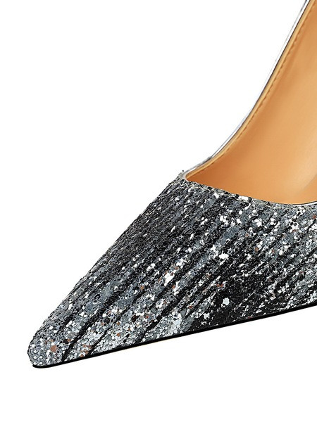 Fényes női cipő hegyes modell magassarkúval