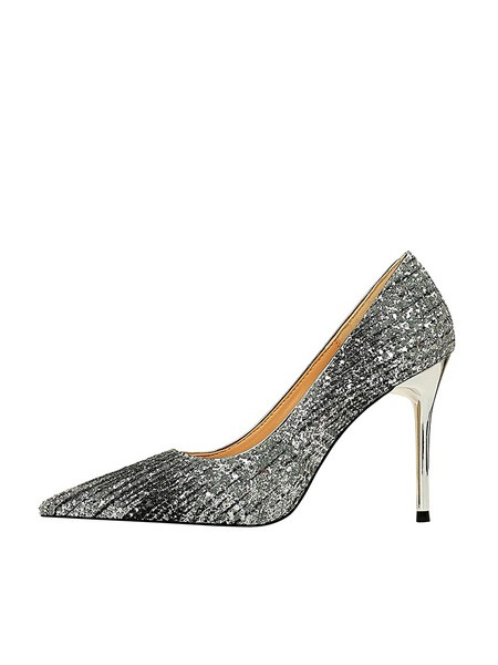 Fényes női cipő hegyes modell magassarkúval