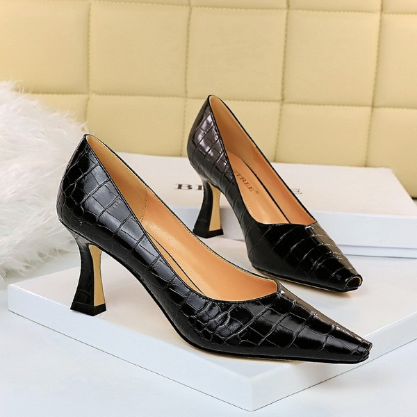 Stílusos női cipő eko bőrből, 7,5 cm-es sarokkal