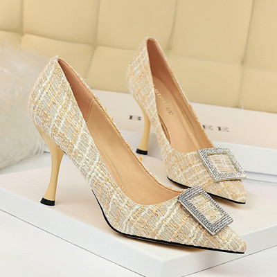 Stílusos női cipő új modellje fém díszítéssel és magassarkúval