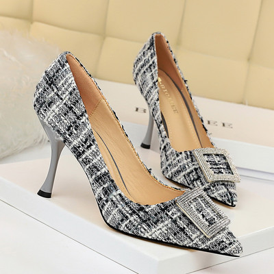 Stílusos női cipő új modellje fém díszítéssel és magassarkúval