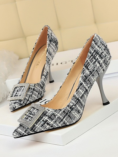 Stílusos női cipő új modellje fém díszítéssel és magassarkúval