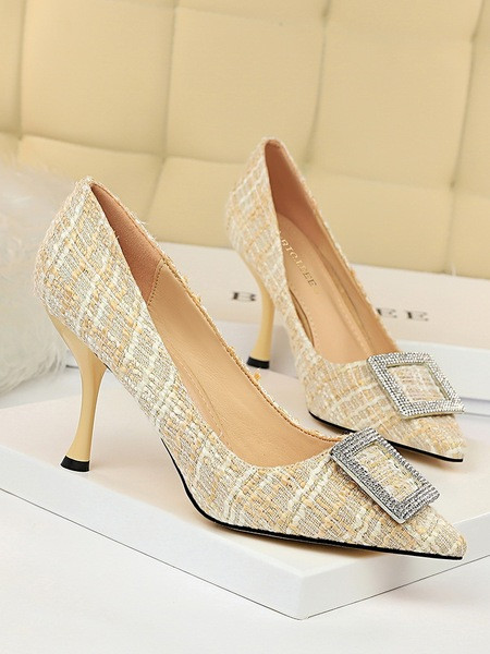 Stílusos női cipő új modellje fém díszítéssel és magassarkúval