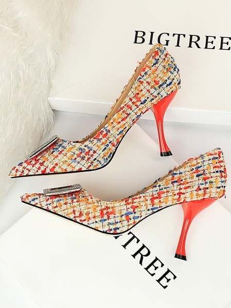 Stílusos női cipő új modellje fém díszítéssel és magassarkúval