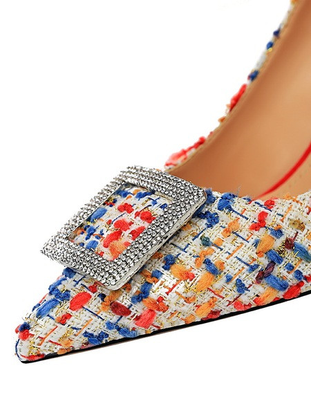 Stílusos női cipő új modellje fém díszítéssel és magassarkúval