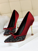 Női szatén cipő szalaggal és fényes részecskékkel