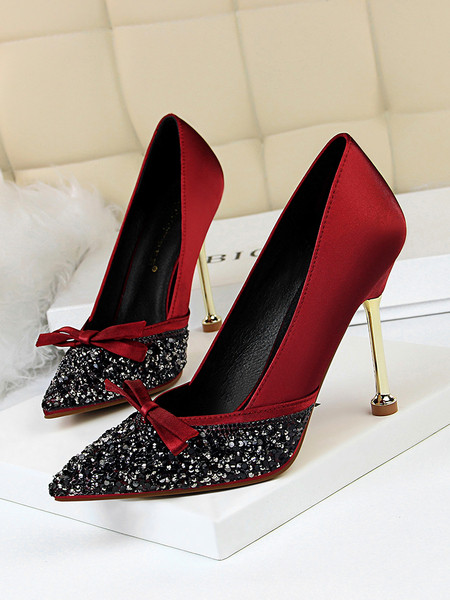 Női szatén cipő szalaggal és fényes részecskékkel