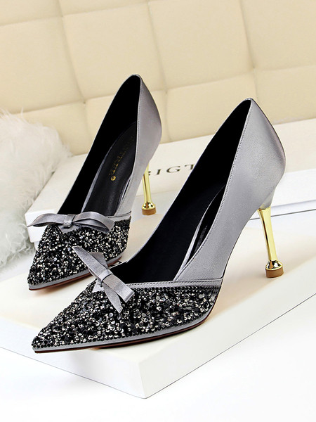Női szatén cipő szalaggal és fényes részecskékkel