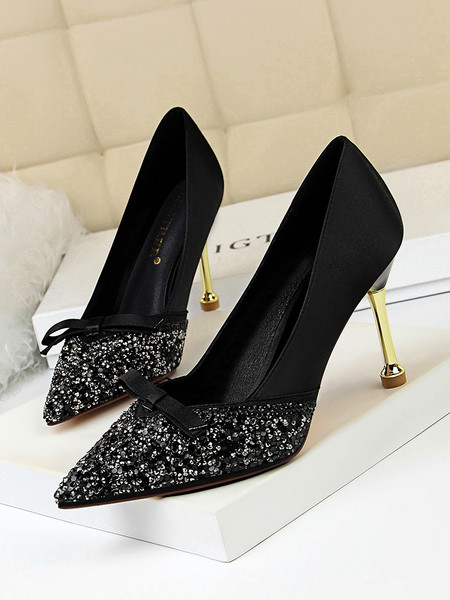 Női szatén cipő szalaggal és fényes részecskékkel