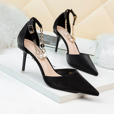 Stílusos női cipő magassarkúval és fémlánccal