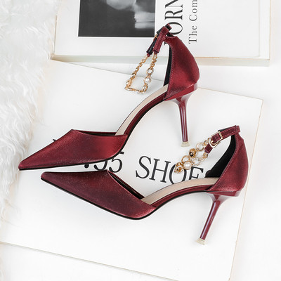 Stílusos női cipő magassarkúval és fémlánccal