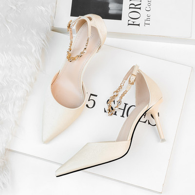 Stílusos női cipő magassarkúval és fémlánccal