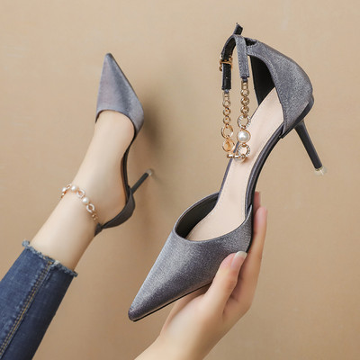 Stílusos női cipő magassarkúval és fémlánccal