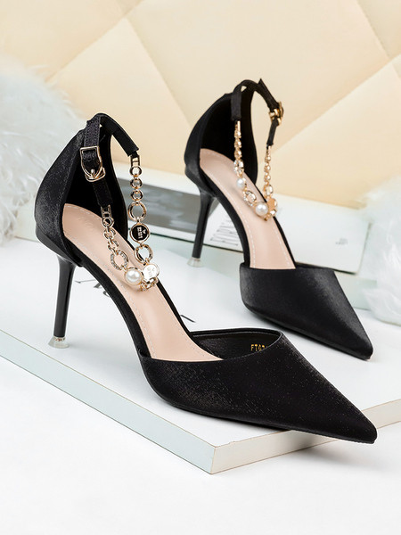 Stílusos női cipő magassarkúval és fémlánccal