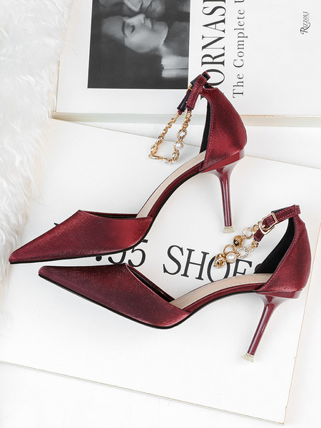 Stílusos női cipő magassarkúval és fémlánccal