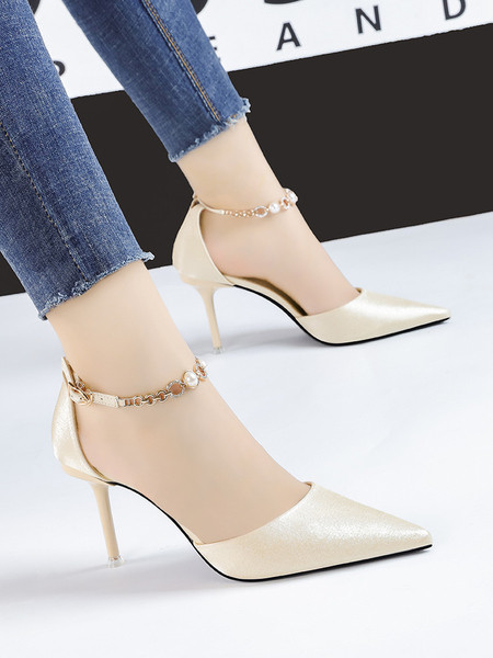 Stílusos női cipő magassarkúval és fémlánccal
