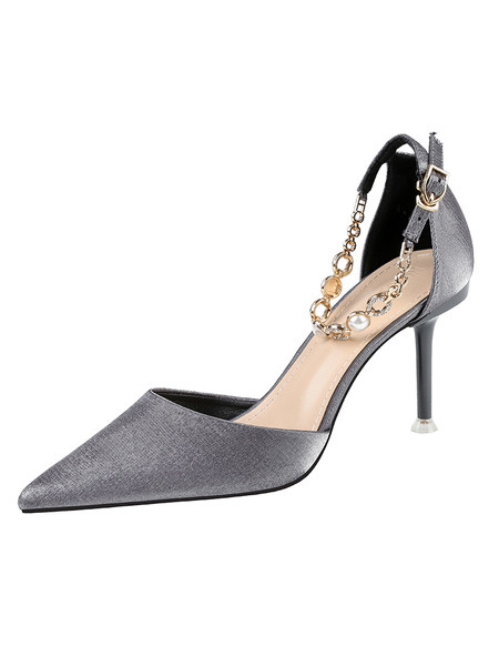 Stílusos női cipő magassarkúval és fémlánccal