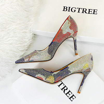 Női modern cipő hegyes modell vékony sarokkal