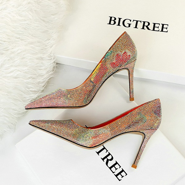 Női modern cipő hegyes modell vékony sarokkal