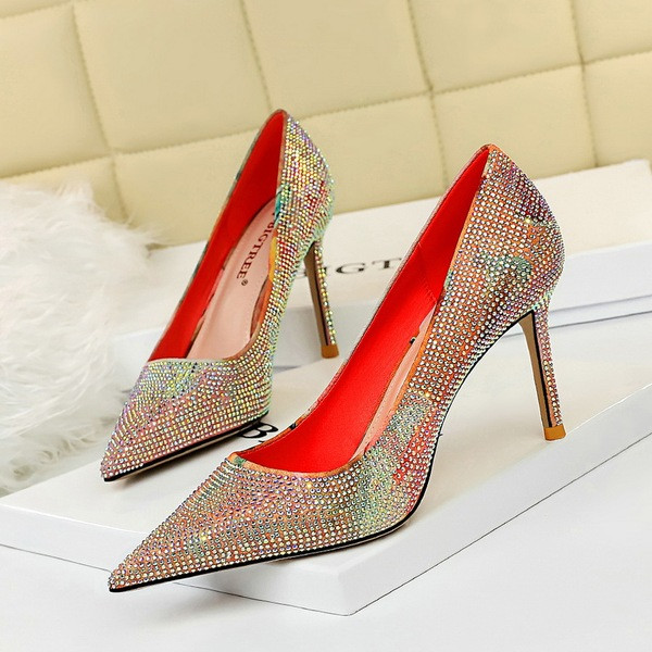 Női modern cipő hegyes modell vékony sarokkal