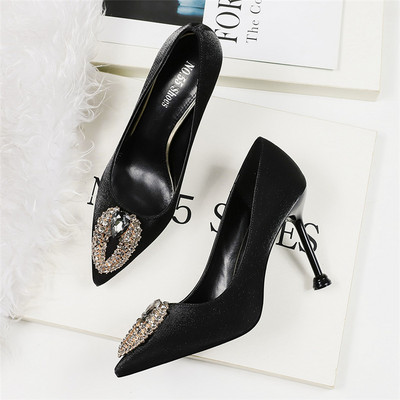 Elegáns szatén cipő kő díszítéssel