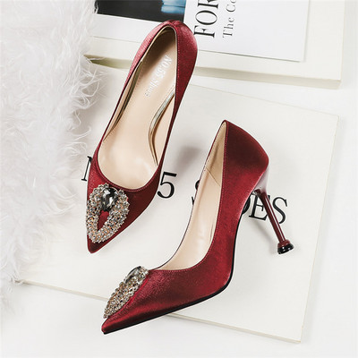 Elegáns szatén cipő kő díszítéssel