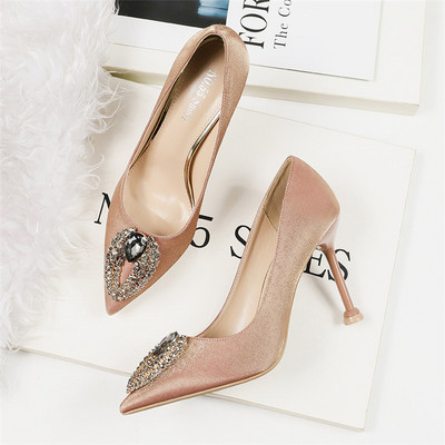 Elegáns szatén cipő kő díszítéssel