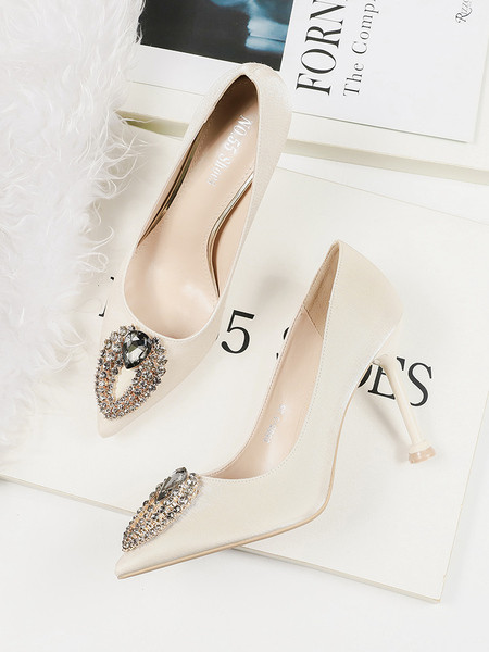 Elegáns szatén cipő kő díszítéssel